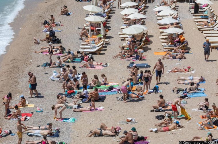 Pravo ljeto na plaži Banje u Dubrovniku Pravo ljeto na plaži Banje u Dubrovniku