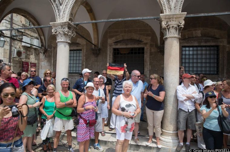 Dubrovnik: Angela Merkel pozdravila gra?ane i turiste okruena jakim osiguranjem Dubrovnik: Angela Merkel pozdravila gra?ane i turiste okruena jakim osiguranjem