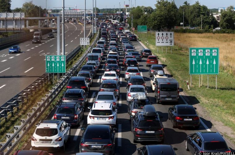 Zagreb: Gužve na naplatnim kućicama u Lučkom prema moru Zagreb: Gužve na naplatnim kućicama u Lučkom prema moru